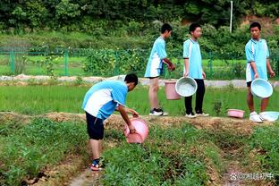 库里上半场12中5得到17分3板5助 首节6中1&次节6中4